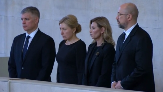 Перша леді Олена Зеленська та прем’єр Денис Шмигаль вшанували пам’ять королеви Єлизавети II в Лондоні