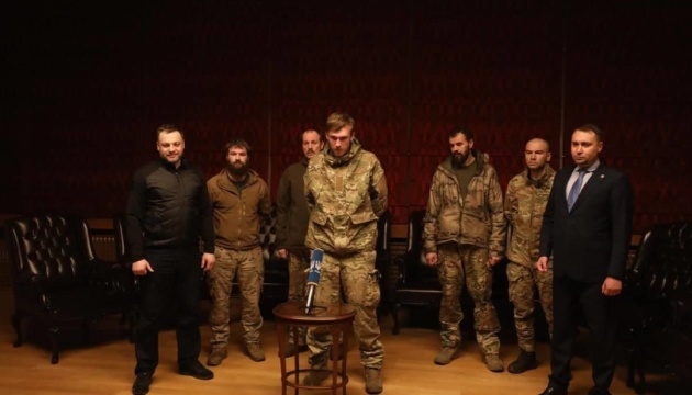 Україна повернула з російського полону 215 захисників Маріуполя
