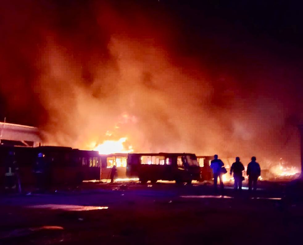 У Дніпрі через російські ракетні удари загинула людина та згоріли 52 автобуси