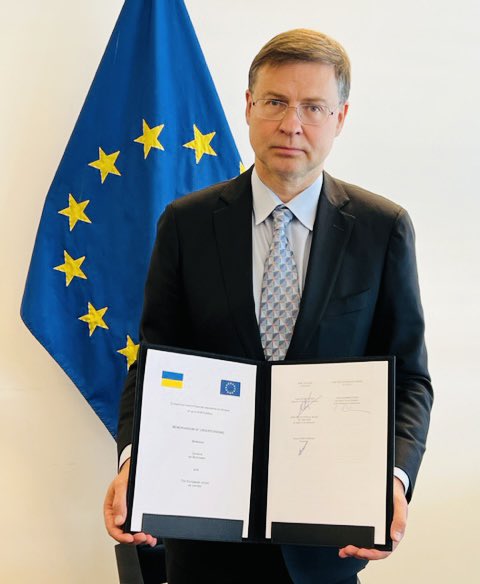 ЄС підписав меморандум про макрофін на €5 млрд для України