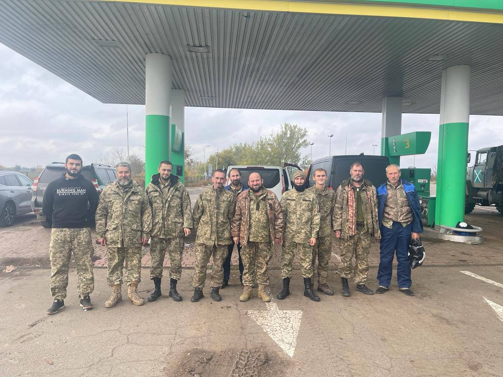 З російського полону повернулося додому 10 українських військових 