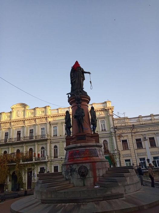 Катерину ІІ у Одесі перевдягли у червоний ковпак