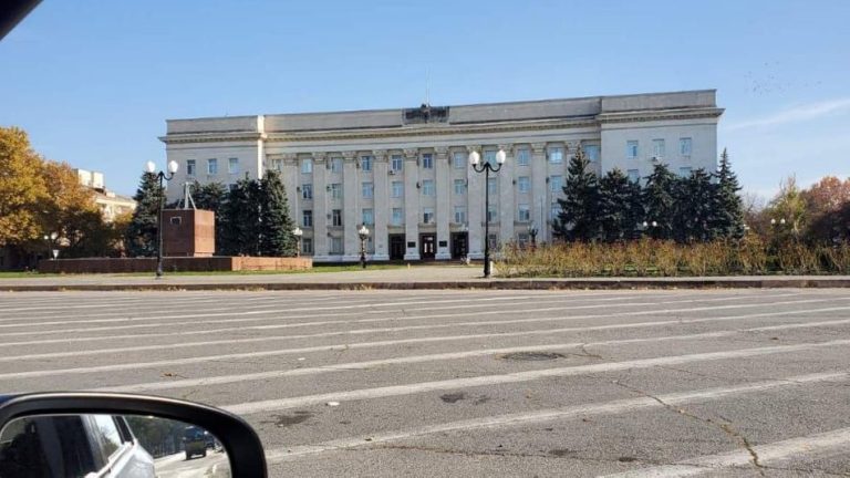 З будівлі ОДА у Херсоні зник російський прапор, а у Голій Пристані обстріляли будівлю адміністрації