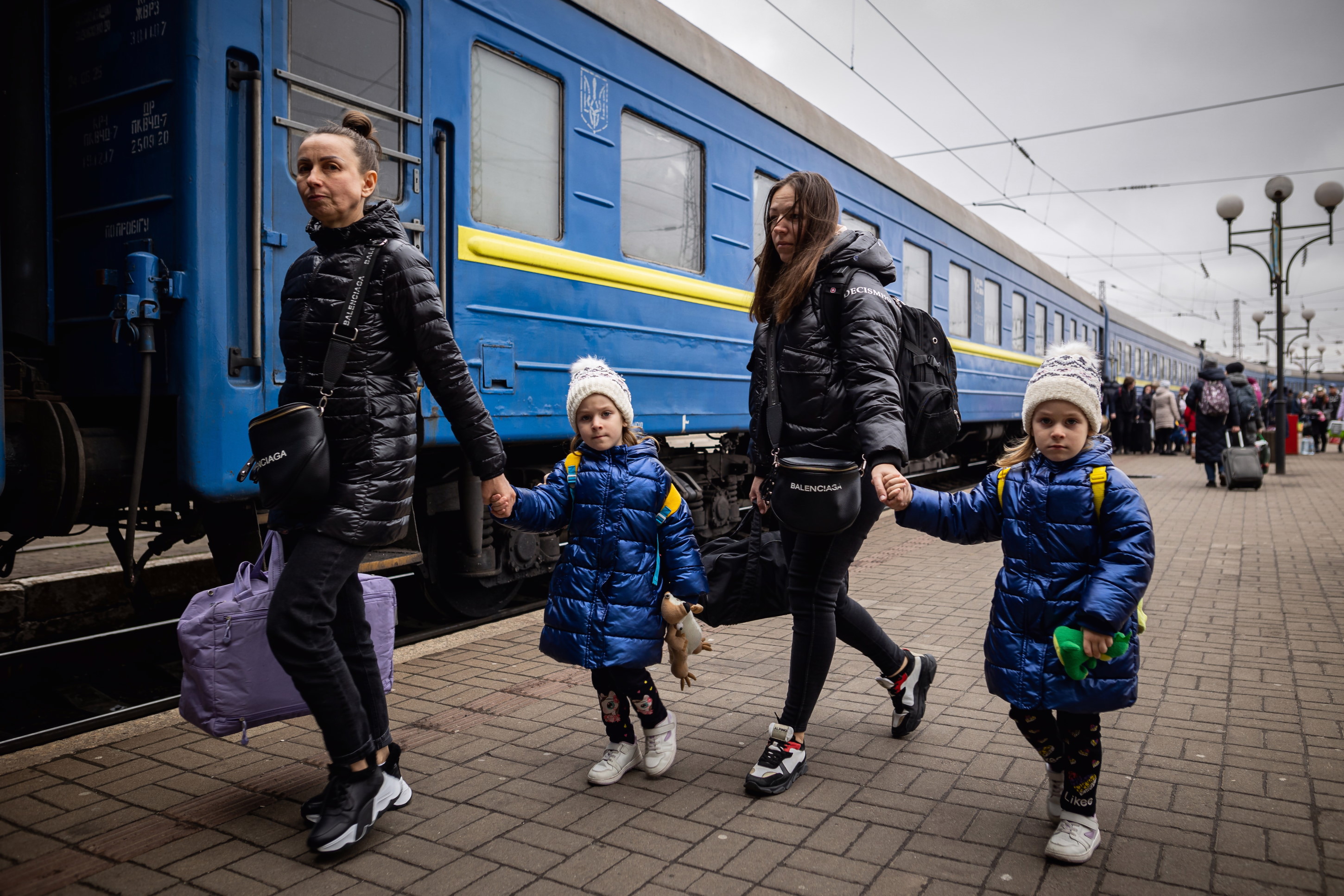 Дітей зможуть примусово вивозити із зони бойових дій - ініційовано відповідну постанову