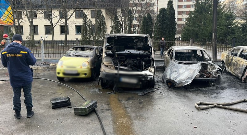 Поранено 3 особи, знищено 5 та пошкоджено 15 автівок - результати обстрілу столиці