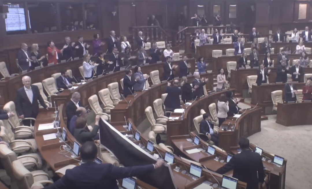 Парламент Молдови проголосував за перейменування мови з молдавської на румунську
