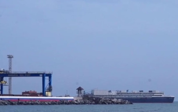 До порту в Маріуполі зайшли перші судна, окупанти відновили роботу порту