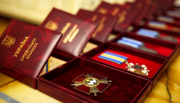 771 військовослужбовця, з яких 247 посмертно, відзначено державними нагородами