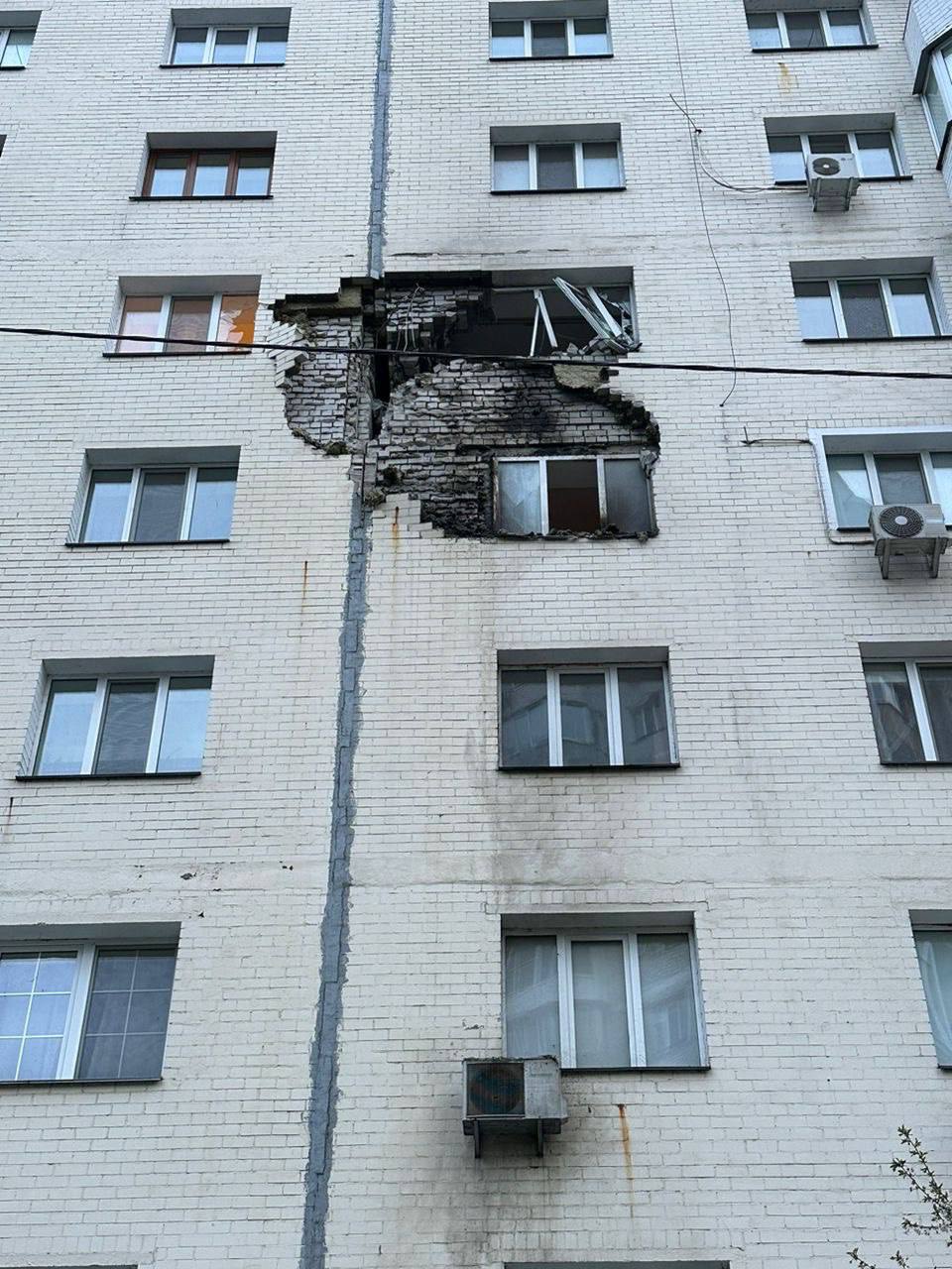 В Українці на Київщині уламки ракети пошкодили два поверхи багатоповерхівки