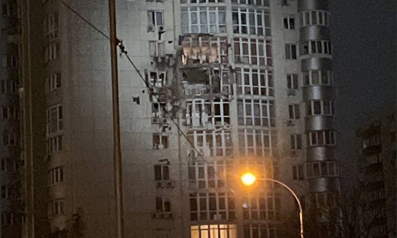 Ворог вночі здійснив масовану атаку на Київ дронами-камікадзе, є постраждалі та пошкодження будинків