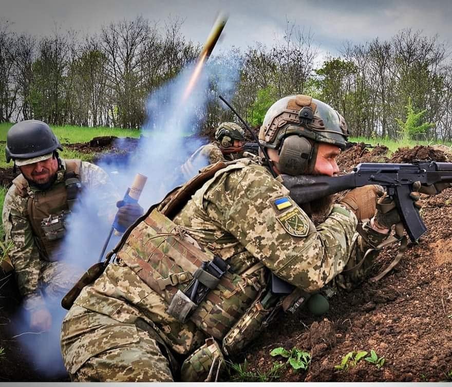 Тривають важкі бої за міста Бахмут та Мар’їнка, захисники України відбили 42 ворожі атаки на трьох ділянках фронту