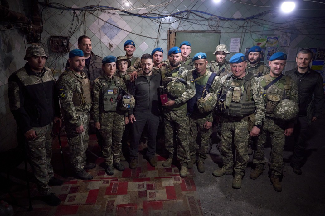 Президент України відвідав передові позиції українських захисників на Донеччині щоб привітати з Днем морської піхоти
