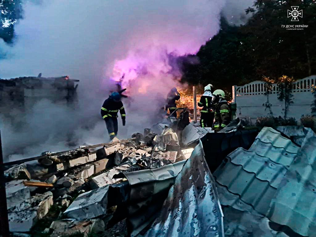 Внаслідок нічної атаки Київщини поранені дитина і чоловік, пошкоджено будинки та авто