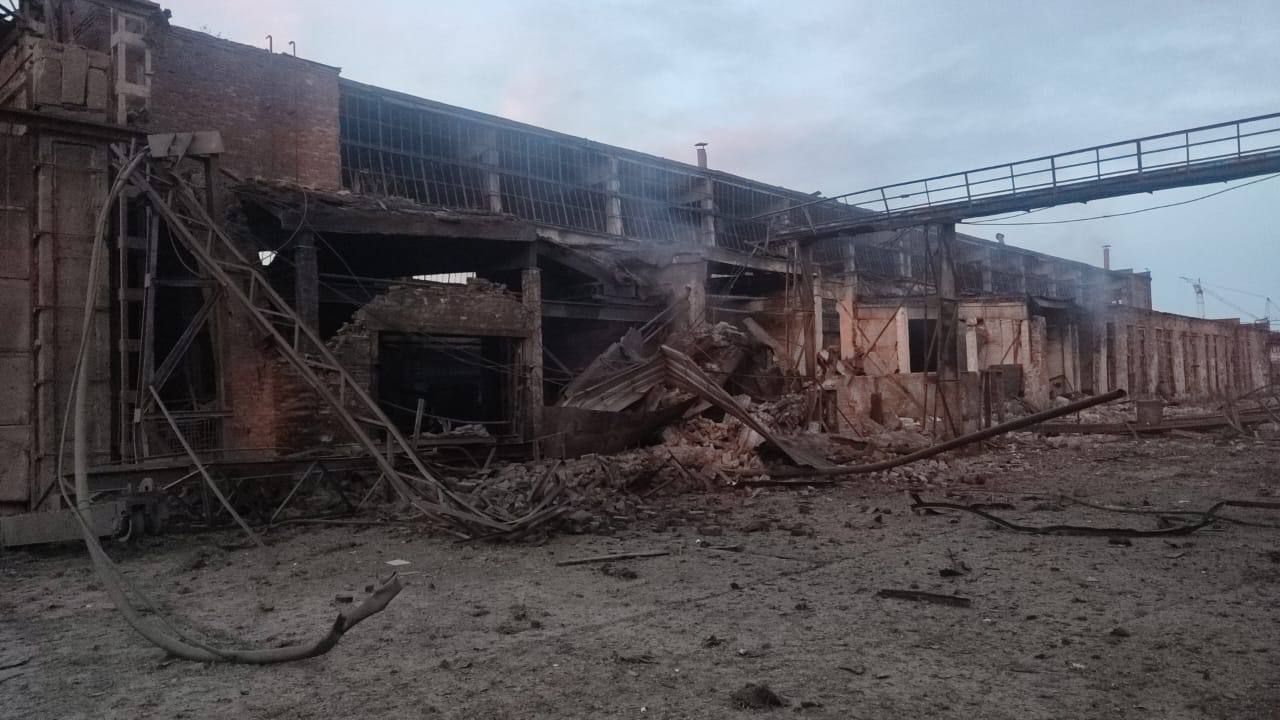 Російські війська поцілили у два промислових підприємства Кривого Рогу, є поранений
