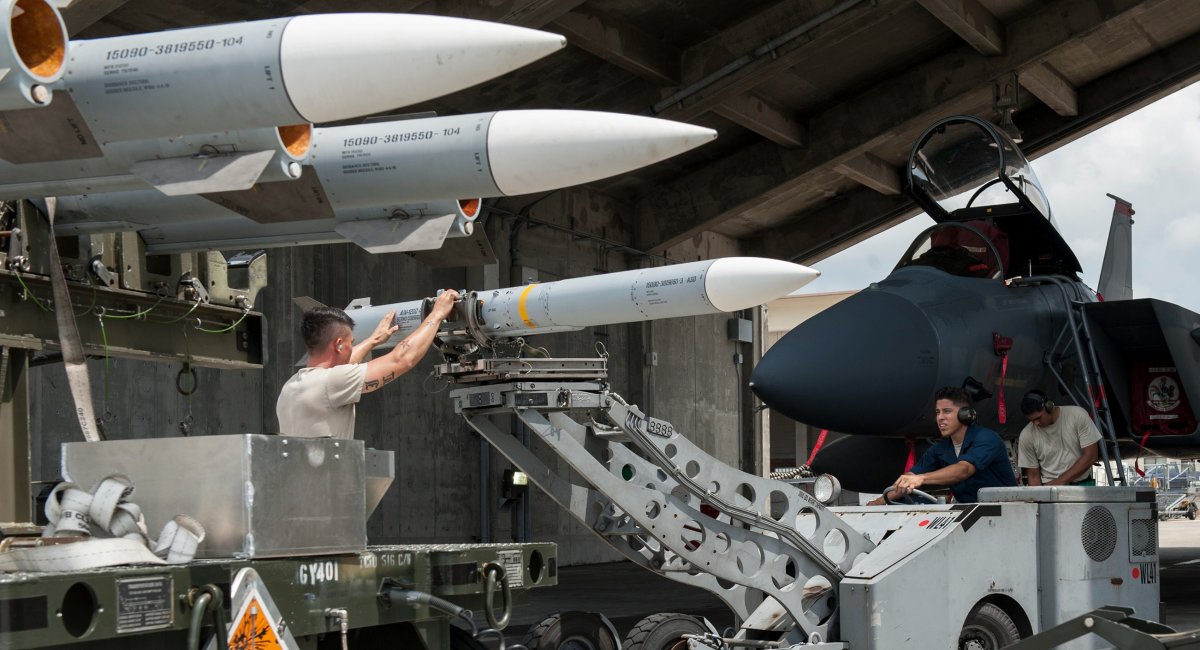 США замовили для України ракети AMRAAM класу повітря-повітря