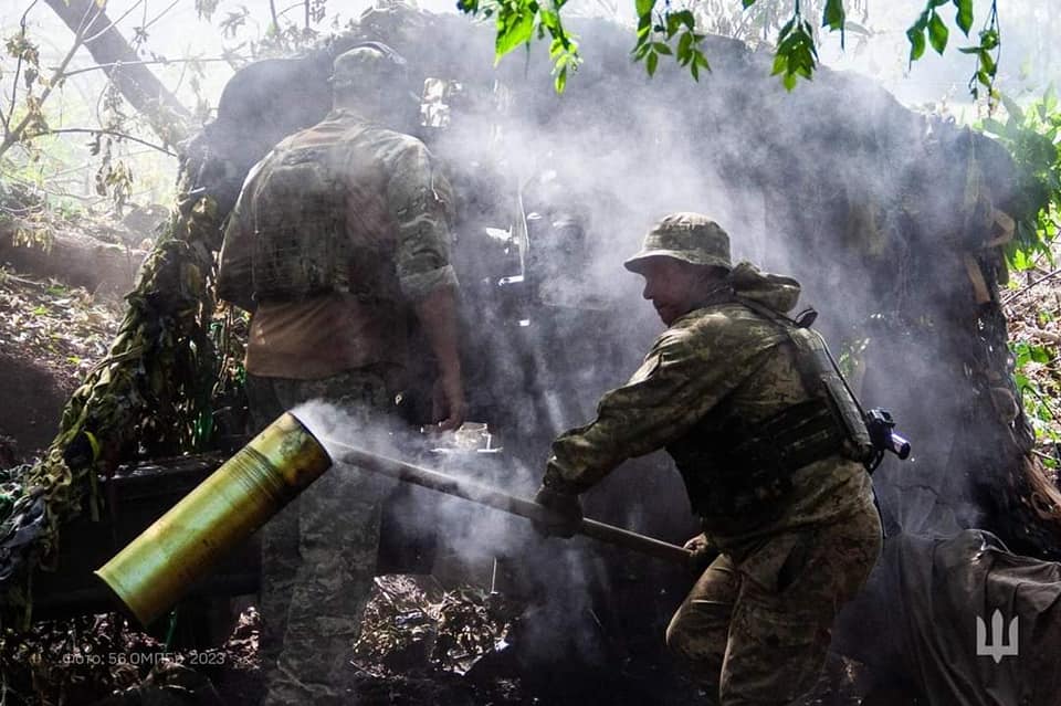 Українські захисники під ворожими авіаударами та вогнем артилерії відбили 15 атак противника в районі міста Мар’їнка