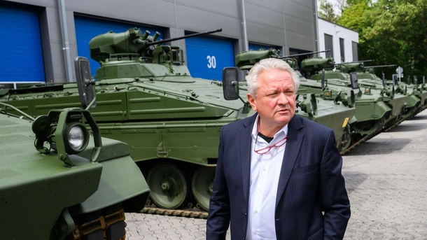 Армін Паппергер, генеральний директор Rheinmetall, стоїть перед відремонтованими бойовими машинами піхоти Marder під час екскурсії на завод компанії в Унтерлуессі в Нижній Саксонії, Німеччина, 14 липня 2022 року.