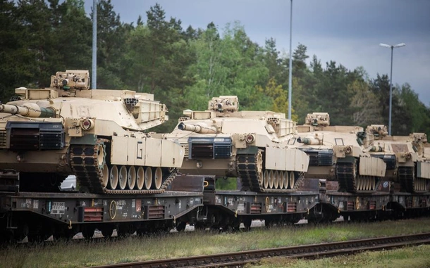 Американські танки M1A1 Abrams, які будуть використовуватися для навчання українських солдатів, прибудуть у Графенвер, Німеччина, 12 травня 2023 року. Очікується, що близько 200 українських солдатів завершать навчання найближчими тижнями.