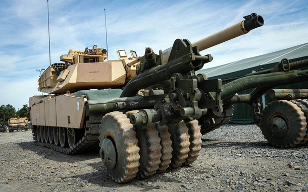 Танк M1A1 Abrams із прикріпленим мінним котком на полігоні Графенвер, Німеччина, 14 липня 2023 року.