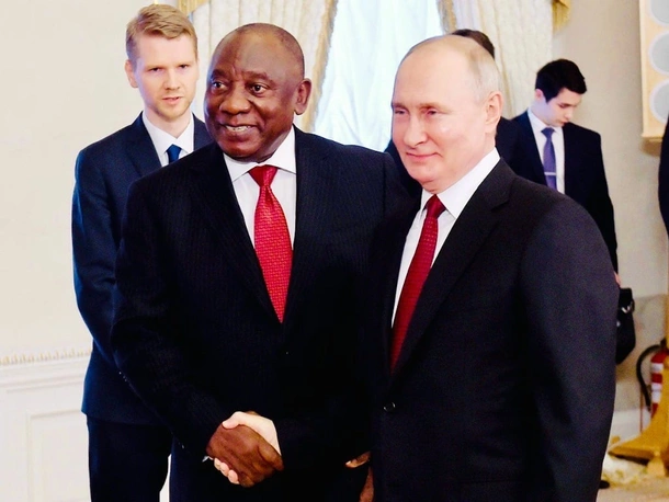 Президент Сиріл Рамафоса вітає президента Росії Володимира Путіна в Костянтинівському палаці в Санкт-Петербурзі в рамках переговорів про миротворчу місію в Африці 17 червня 2023 року.