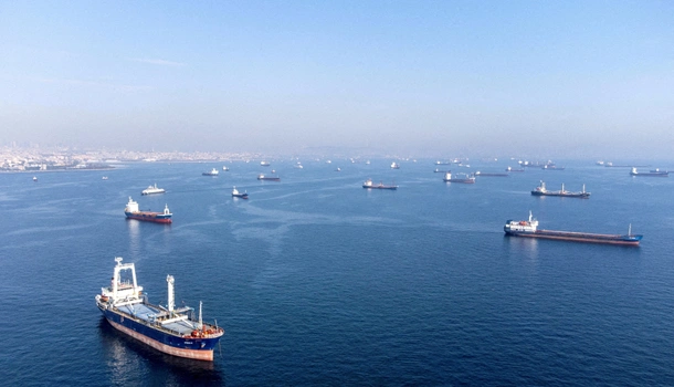 Комерційні судна, включаючи судна, які є частиною Чорноморської зернової угоди, чекають проходження протоки Босфор біля берегів Єнікапі в Стамбулі, Туреччина