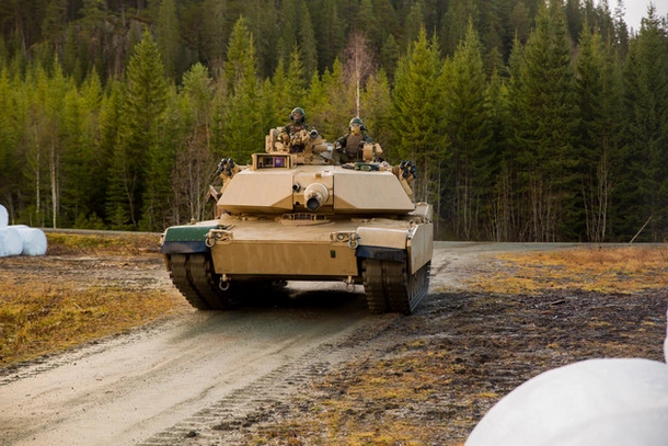 Морські піхотинці США з 2-го танкового батальйону 2-ї дивізії морської піхоти керують танком M1A1 Abrams.
