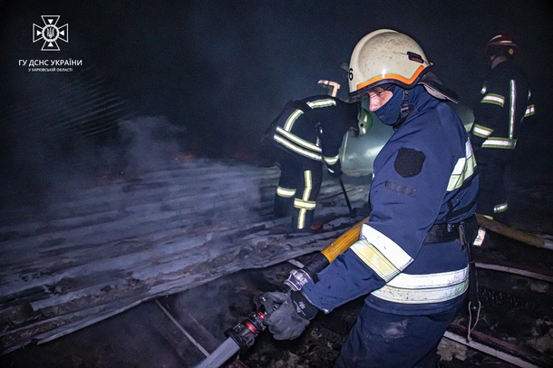 На зображенні може бути: 2 людини, вогонь та текст