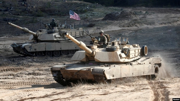 Разом з танками, США відправляють в Україну боєприпаси, запчастини, паливне обладнання, ремонтні засоби. Фото: REUTERS/Ints Kalnins