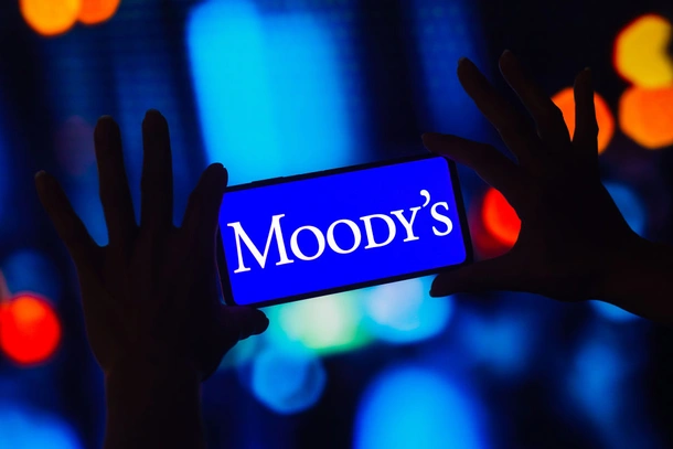 Moody's Downgrades Credit Ratings of Regional Banks, Predicts Recession in 2024