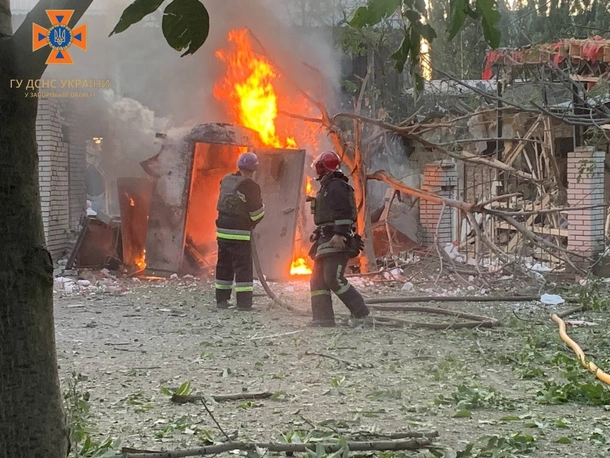 На зображенні може бути: 2 людини, вогонь та текст