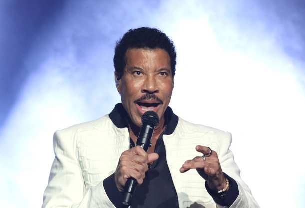 Lionel Richie Apologizes for Concert Postponement, Admits Attempting to Bribe Pilot