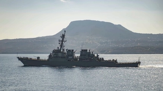 У Червоному морі зазнали атаки есмінець США та комерційні кораблі