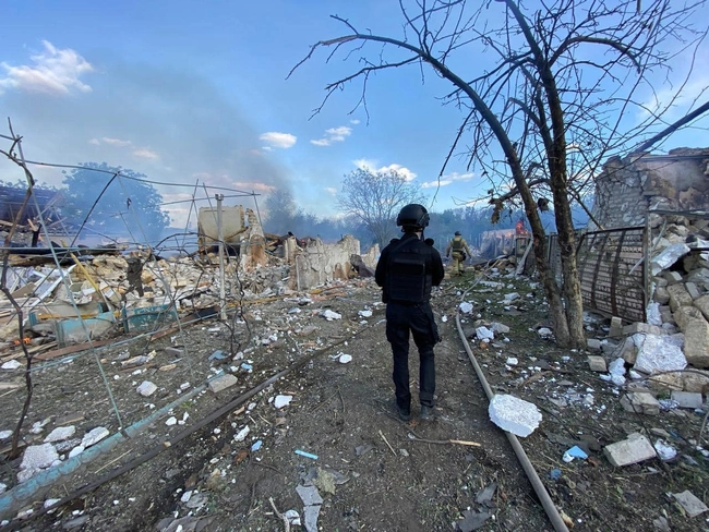 Скинутою авіаційною бомбою росіяни зруйнували цілу вулицю у селі на Харківщині